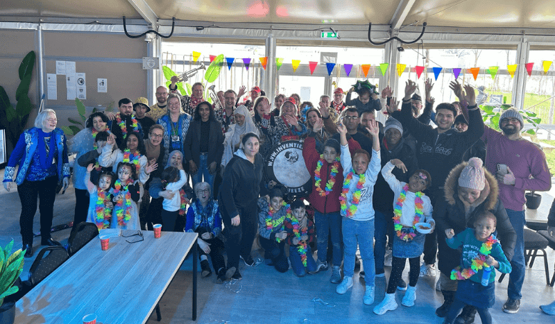 Carnavalsvereniging De Ossedrijvers bracht samen met 't Inventielke een feestelijk bezoek aan de opvanglocatie in Heeze
