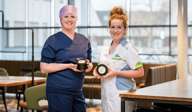 Susanne en Anne bedachten met hun collega’s de inzet van een buzzer op de kinderafdeling.