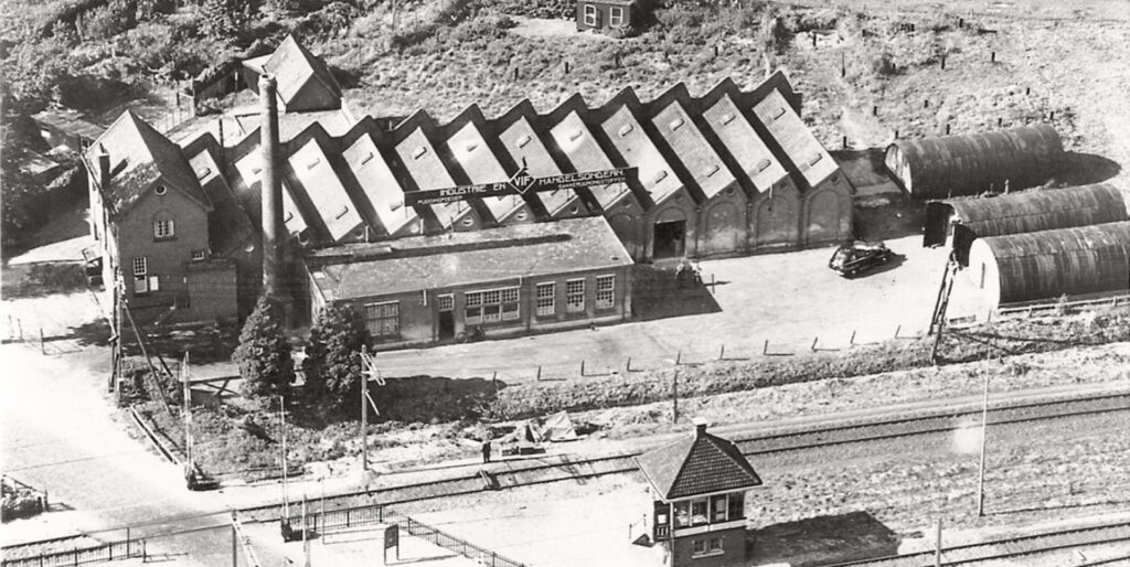 Leenderweg Heeze. Vroeger strohulzenfabriek later de VIF