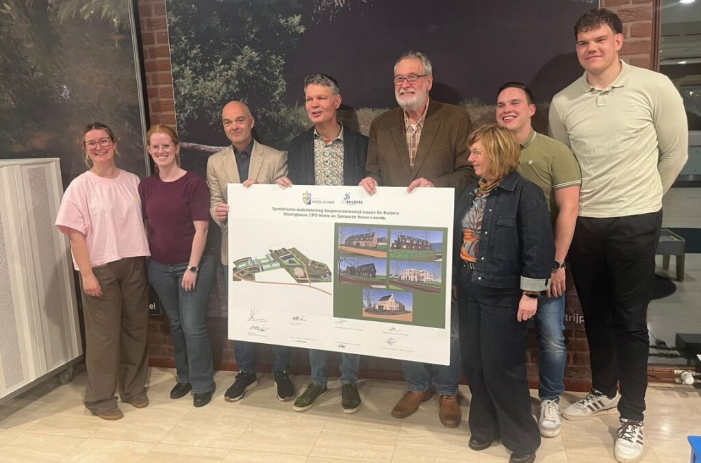 een afvaardiging van CPO Heeze waaronder kopers, Rob Verhoeff van de Bulders, wethouder Groenewoud en Voorzitter CPO.