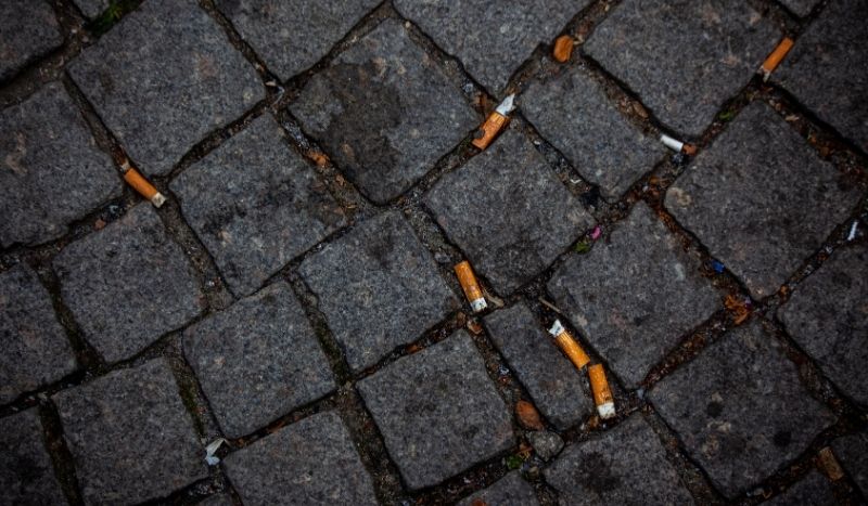 Peuken op straat